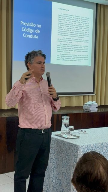 No último sábado, nossos colaboradores participaram de uma importante formação com o Dr. Alexandre Leitão, fortalecendo o compromisso com um ambiente de trabalho ético e respeitoso.

Durante a palestra, foram abordados temas essenciais como ética, moral e a prevenção ao assédio no ambiente profissional, promovendo reflexão e alinhamento de condutas.

Seguimos firmes na construção de uma comunidade educativa pautada no respeito, responsabilidade e valores humanos.