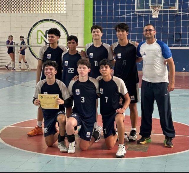 Com alegria no coração, celebramos a bela estreia da nossa equipe juvenil masculina de voleibol no Campeonato Estadual Escolar, promovido pela Federação Norte Rio-Grandense de Desporto Escolar (FNDE). 💙

Mais do que uma vitória em quadra, nossos meninos testemunharam dedicação, espírito de equipe e os valores que cultivamos diariamente no Instituto Maria Auxiliadora.

Parabenizamos cada atleta pelo empenho e pela conquista! 👏 
Um destaque especial para o nosso aluno Márcio Furukawa, reconhecido como o melhor jogador da partida — fruto de talento, esforço e perseverança.

Seguimos firmes, educando e evangelizando também por meio do esporte. 🏐✨

#VoleibolIMA 
#OrgulhoDeSerAuxiliadora 
#EsporteAuxiliadora