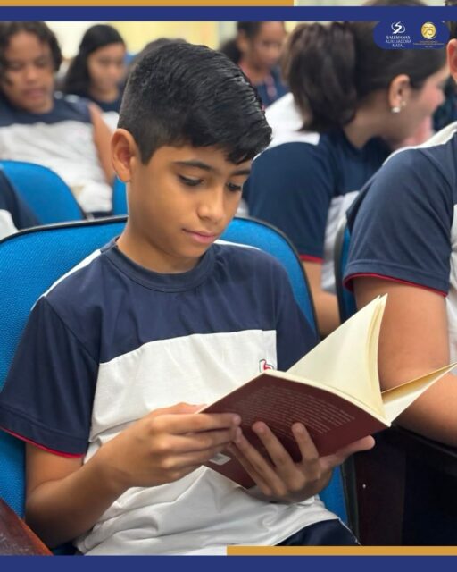 📚✨ Um encontro marcado pela literatura e pelo encantamento das palavras!

Recebemos com muita alegria a escritora Margareth Pereira, diretamente do município de Ceará-Mirim/RN, para um momento especial de partilha, conhecimento e incentivo à leitura.

Na ocasião, a autora conversou com nossos estudantes sobre sua trajetória literária, apresentou a obra *A Bodega da Rua Patu* e realizou uma sessão de autógrafos, tornando a experiência ainda mais significativa e inspiradora.

Agradecemos à escritora pela visita e por despertar, através da literatura, o gosto pela leitura, pela cultura e pela valorização das nossas raízes nordestinas. ❤️📖

#InstitutoMariaAuxiliadora #Literatura #ABodegaDaRuaPatu #MargarethPereira #Leitura Educação CulturaNordestina Salesianos