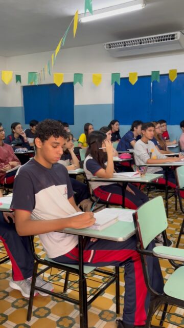 Refletir, dialogar e construir uma sociedade mais justa também faz parte do processo educativo. 📚✨

No Aulão do Ensino Médio, os estudantes participaram de um importante momento de aprendizagem com a professora Fátima, de Redação, e o professor Talison, de Sociologia e Filosofia.

O tema abordado foi a misoginia, promovendo reflexões sobre respeito, igualdade, cidadania e o papel de cada um na construção de relações mais humanas e conscientes.

Uma aula que ampliou conhecimentos, despertou o pensamento crítico e fortaleceu valores essenciais para a formação integral dos nossos jovens. 💙

#InstitutoMariaAuxiliadora #EnsinoMédio #Aulão #EducaçãoSalesiana #Redação Sociologia Filosofia Misoginia PensamentoCrítico