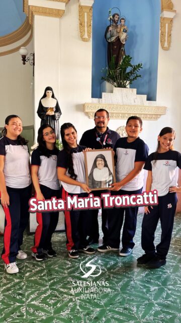 Em Santa Maria Troncatti, a confiança em Nossa Senhora Auxiliadora tornou-se cuidado, coragem e entrega ao próximo. 💙

Neste dia dedicado à missionária salesiana, unimo-nos em oração, pedindo que seu exemplo nos ensine a ser, também nós, instrumentos de reconciliação e de paz.

Santa Maria Troncatti, rogai por nós! 🙏