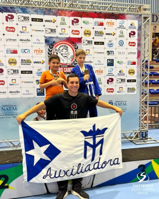 No último sábado, nossos atletas participaram da Copa Futuro Campeão, evento realizado pela Associação Futuro Campeão, e deram um verdadeiro show dentro do tatame! 

Nossos pequenos judocas das escolinhas representaram a nossa escola com muita dedicação, disciplina, coragem e espírito esportivo. 

E a nossa equipe de atletas também alcançou excelentes resultados, mostrando a força e o talento do nosso judô! 

Parabéns a todos os nossos judocas e ao sensei Rodriggo pela linda participação! 

#JudôAuxiliadora 
#CopaFuturoCampeão  #OrgulhoDeSerAuxiliadora #FormandoCampeões