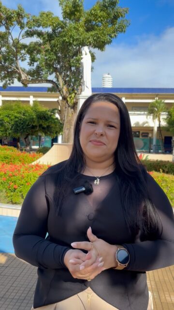 Ela já foi aluna Auxiliadora, e viveu aqui momentos que carrega até hoje. Quando chegou a hora de escolher a escola das filhas, o que mais pesou não foi o método de ensino nem a localização, foi a certeza de que elas precisavam se sentir tão acolhidas e amadas quanto ela se sentiu um dia. 💙
Ao visitar a escola de novo, se emocionou logo de cara: o piso, as salas, tudo continuava do jeitinho que ela lembrava. E na primeira reunião de pais, quando viu a entrada da sagrada família e ouviu a oração do Pai Nosso, teve certeza de que tinha feito a escolha certa.
Hoje, mãe de duas meninas Auxiliadoras, ela resume tudo em uma frase: são amadas aqui dentro. ✨
Matrículas abertas para 2027. Agende uma visita e venha conhecer a escola que forma pra vida toda.