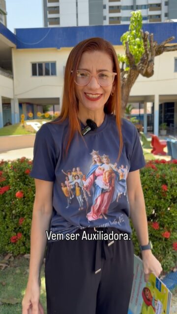 No Auxiliadora, aprender um novo idioma começa cedo e de forma leve, com livros bilíngues desde a Educação Infantil.
E a diversão não para na leitura: diversificamos os métodos de ensino com propostas como o nosso Movie Festival, onde os alunos assistem, em inglês, aos filmes dos próprios paradidáticos que trabalham em sala. Assim, o aprendizado ganha vida, som e imagem, e o inglês deixa de ser só matéria pra virar experiência.
Mais do que decorar palavras, a ideia é despertar o gosto pela leitura e construir, aos poucos, a fluência que vai acompanhar nossos alunos até o Ensino Médio. Um mundo de possibilidades se abre quando a criança aprende a pensar em mais de um idioma e isso a gente constrói juntos, todos os dias, dentro e fora de sala.
Programa Bilíngue Auxiliadora: da Educação Infantil ao Ensino Médio. 🌍📚