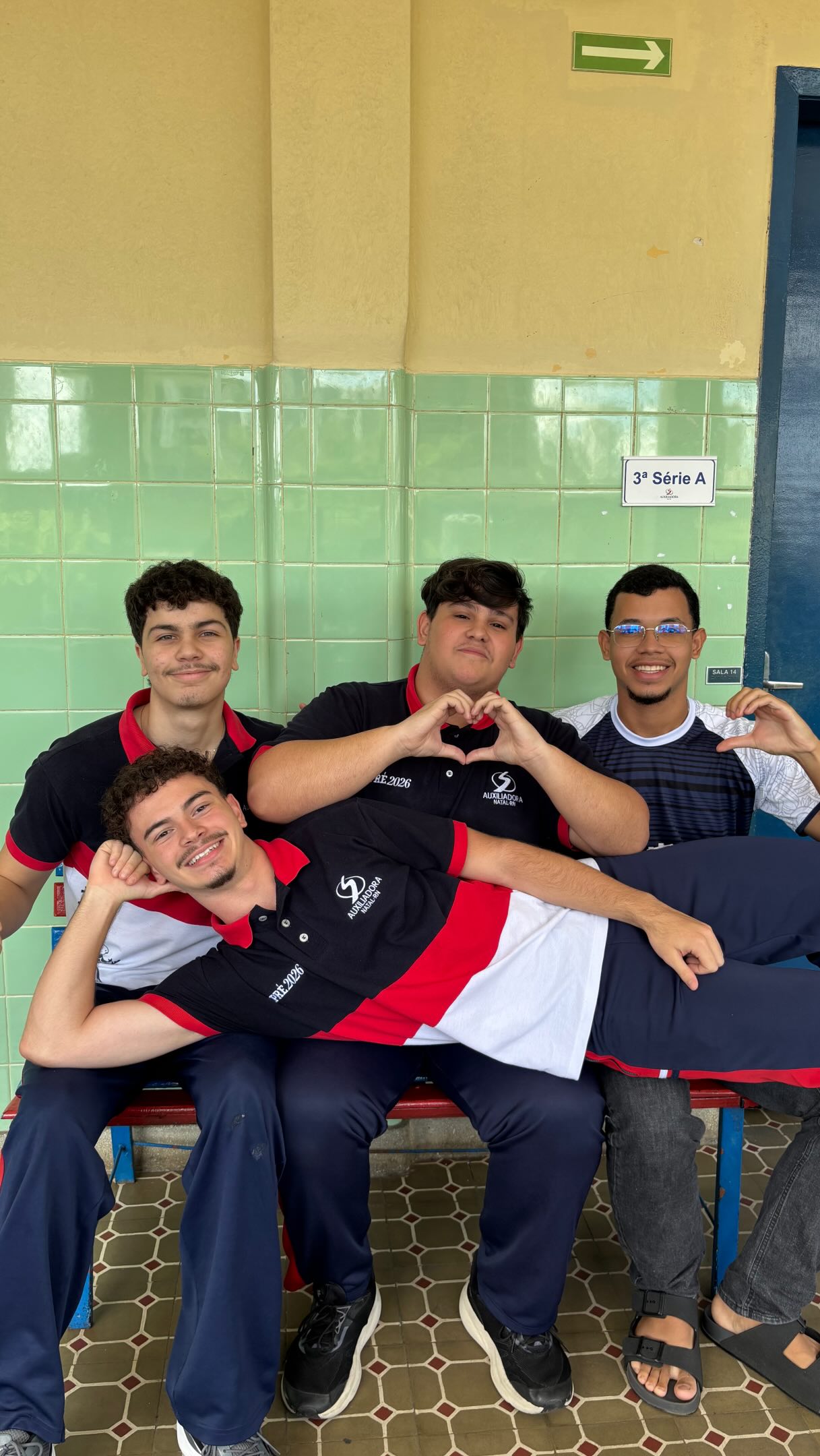 O que será que Regina faz quando chega o fim de semana? 👀

Os alunos do Pré soltaram a imaginação: academia para “malhar a língua”, missa pensando na turma, viagem ao Rio para desestressar e até uma missão secreta para investigar a vida deles! 😂🕵️‍♀️

Regina, conta pra gente: alguém chegou perto da verdade? 💙
