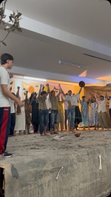 Parabéns aos nossos alunos da 2ª série do ensino médio por uma apresentação de “Morte e Vida Severina” que emocionou quem esteve na plateia! Do roteiro à direção, da música à dança, do cenário ao figurino, tudo foi pensado, criado e realizado por eles, com muito trabalho em equipe, dedicação e coragem para subir ao palco e dar vida ao poema de João Cabral de Melo Neto.
Foi lindo ver o quanto esses jovens descobriram no teatro uma forma de se expressar, de crescer e de olhar o mundo com mais sensibilidade, e é assim que reforçamos, todos os dias, a importância de valorizar a arte na formação de cada estudante. Nosso orgulho é imenso, e o agradecimento especial vai para o professor Claudio, que acreditou nos meninos, deu a eles a liberdade de criar e esteve por perto para apoiar essa caminhada.
Palmas para todos os envolvidos! 👏🎭💙