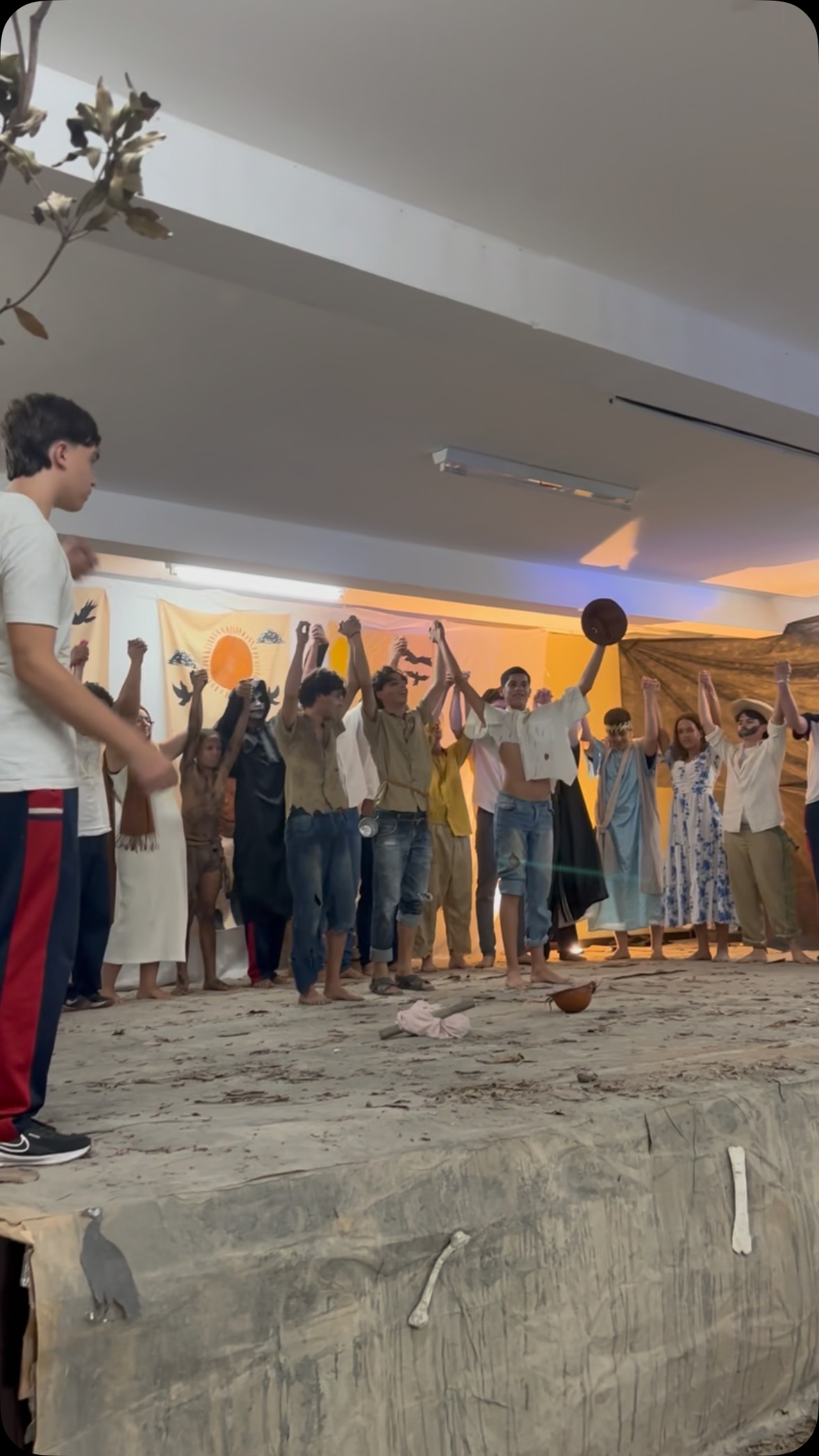 Parabéns aos nossos alunos da 2ª série do ensino médio por uma apresentação de “Morte e Vida Severina” que emocionou quem esteve na plateia! Do roteiro à direção, da música à dança, do cenário ao figurino, tudo foi pensado, criado e realizado por eles, com muito trabalho em equipe, dedicação e coragem para subir ao palco e dar vida ao poema de João Cabral de Melo Neto.
Foi lindo ver o quanto esses jovens descobriram no teatro uma forma de se expressar, de crescer e de olhar o mundo com mais sensibilidade, e é assim que reforçamos, todos os dias, a importância de valorizar a arte na formação de cada estudante. Nosso orgulho é imenso, e o agradecimento especial vai para o professor Claudio, que acreditou nos meninos, deu a eles a liberdade de criar e esteve por perto para apoiar essa caminhada.
Palmas para todos os envolvidos! 👏🎭💙