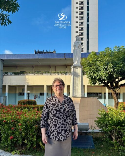 Foi uma visita que chegou como a primavera: trazendo flores, cor e esperança! 🌸
A Irmã Maria Américo, nossa inspetora, esteve com o Auxiliadora e nos convidou a deixar florescer o que existe de mais bonito dentro de cada um de nós. Em suas conversas com alunos, equipe, apoio e comunidade, ela nos lembrou da importância da comunicação, de falar e escutar com o coração, da força do perdão, que renova os relacionamentos e liberta quem perdoa, e do brilho nos olhos, que revela a alegria de quem vive a vocação com amor.
Saímos dessa semana com o coração cheio e com o desejo de cultivar, todos os dias, um ambiente de diálogo, reconciliação e entusiasmo, como Dom Bosco e Madre Mazzarello sonharam.
Irmã Maria Américo, obrigada por cada palavra, cada sorriso e cada semente que deixou por aqui. Que Maria Auxiliadora faça tudo isso florescer! 💙✨