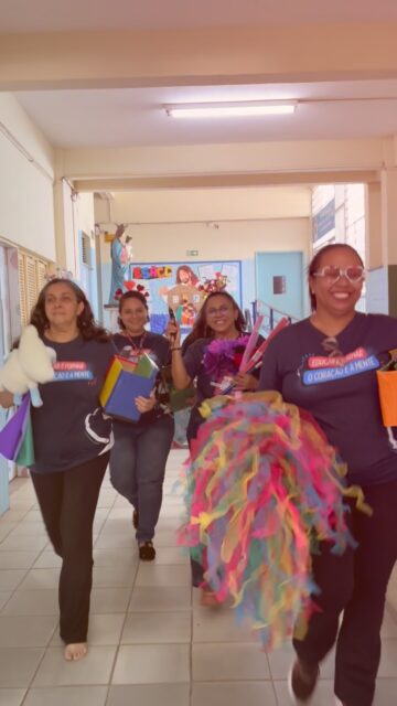 Elas chegaram, e a Semana da Criança começou oficialmente no Auxiliadora 😄
Cola quente, saias, brinquedos e muito estilo: nossas professoras da educação infantil já estão em clima de festa para fazer essa semana inesquecível para os pequenos.