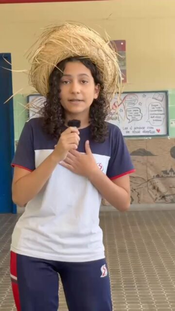 Ainda sobre o Dia do Nordestino, a gente não podia deixar de mostrar o que uma das nossas alunas, a Sofia Vital, preparou: um cordel recitado com uma voz e uma presença que dão orgulho a todo o Auxiliadora. Ver uma jovem declamando versos rimados, com ritmo e sentimento, é ver a cultura nordestina sendo passada adiante, de geração em geração, do jeito que ela sempre foi: contada em voz alta, com alma e com sotaque. 🌵

Na nossa escola, a gente acredita que educar é também ensinar a amar as próprias raízes. Por isso celebramos a literatura de cordel, a poesia popular e a força de um povo que transforma tudo o que vive em arte. Parabéns, Sofia, e obrigada por emocionar a gente! Feliz Dia do Nordestino a todos que carregam esse chão no coração. 💙
