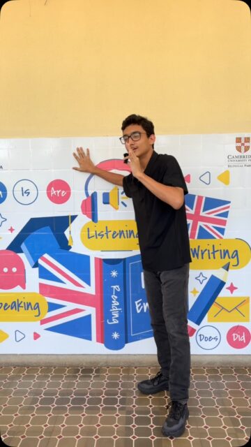 Hoje o Colégio Auxiliadora para para dizer obrigado a quem dedica a vida a ensinar, e quem resolveu fazer essa homenagem foram os nossos alunos! Eles vestiram a pele dos seus professores, arrancaram risadas imitando aquele jeito único de cada um e, junto com a brincadeira, disseram a qualidade que mais admiram em cada mestre. Porque, no fim das contas, só imita com tanto carinho quem observa com atenção e aprende de verdade com quem está à frente da sala. Cada gesto, cada expressão e cada bordão que apareceram no vídeo mostram o quanto os nossos professores marcam a vida dos estudantes, muito além do conteúdo das aulas.
A todos os professores do Auxiliadora, nossa gratidão por ensinarem com amor, paciência e dedicação, e por fazerem da escola um lugar de acolhimento e de sonhos. Feliz Dia do Professor! 💙👏