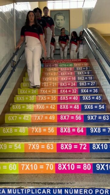 Numa escola, as histórias se cruzam o tempo todo, e na escada do Auxiliadora isso fica bem visível: enquanto os alunos do 1º ano do Ensino Fundamental sobem, cheios de planos e de caminho pela frente, os da 3ª série do Ensino Médio descem, com a reta final da jornada e o sonho da aprovação cada vez mais perto. Num mesmo degrau, quem está começando encontra quem está quase chegando, e é nesse encontro que se constrói uma verdade muito bonita da nossa casa: aqui, ninguém caminha sozinho, e cada etapa vivida é preparada com cuidado para que o aluno chegue ao seu objetivo com confiança, valores e a certeza de que foi acompanhado de perto em cada passo. 💙
Quem sobe, sobe com o exemplo de quem está descendo, e quem desce leva consigo tudo o que aprendeu subindo. Essa é a nossa trajetória, e as matrículas 2027 já estão abertas para você fazer parte dela. 🪜✨