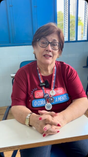 Ninguém chega onde chegou sozinho, e por trás de cada conquista, de cada aluno que aprendeu a ler, que superou uma dificuldade, que descobriu o que quer ser ou que simplesmente se sentiu acolhido em um dia difícil, existe um professor ou uma professora que acreditou antes de todo mundo.
Hoje, no Dia dos Professores, a gente quis contar essa história pela voz de quem a vive há mais tempo: a professora Evany Cavalcante, que há 26anos faz parte do Auxiliadora e que, nesse vídeo, abre o coração para falar de como era a escola quando chegou, do que mudou, do que permanece, dos alunos que marcaram sua trajetória e do que significa ser professora na nossa casa. Vale cada minuto, porque são três décadas de histórias, de reencontros e de amor pela educação resumidas em uma conversa, e é através dela que a gente homenageia cada professor e cada professora que escolheu fazer da sala de aula a sua missão.
Dom Bosco ensinou que a educação é coisa do coração, e vocês provam isso todos os dias, com paciência, com exigência, com cuidado e com uma dedicação que muitas vezes ninguém vê, mas que fica marcada para sempre na vida de quem passa por aqui. O nosso muito obrigado nunca vai ser tão grande quanto o bem que vocês fazem. Feliz Dia dos Professores, com todo o nosso carinho e gratidão! 💙