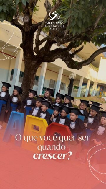 Quando a gente pergunta a uma criança o que ela quer ser quando crescer, a resposta vem sem medo e sem limite: médico, professora, policial, veterinária, e cada sonho é dito com a certeza de quem acredita que tudo é possível. Os alunos do 1º ano do Auxiliadora mostram nesse vídeo que sonhar é um dos primeiros passos de toda grande história, e aqui na nossa escola a gente leva esses sonhos muito a sério: cada aula, cada brincadeira e cada descoberta ajuda a construir, desde cedo, a base para que eles cheguem lá com conhecimento, valores e confiança. 💙
Nosso compromisso é acompanhar cada criança de perto, cuidando do hoje sem perder de vista o futuro que ela imagina para si. As matrículas 2027 já estão abertas, e a gente adoraria ter o seu filho ou a sua filha construindo esse caminho com a gente. ✨
E você, lembra o que respondia quando perguntavam o que queria ser quando crescesse? Conta pra gente nos comentários! 👇